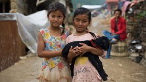Dieren in een overstroomd gebied in Nepal na de vloedgolf