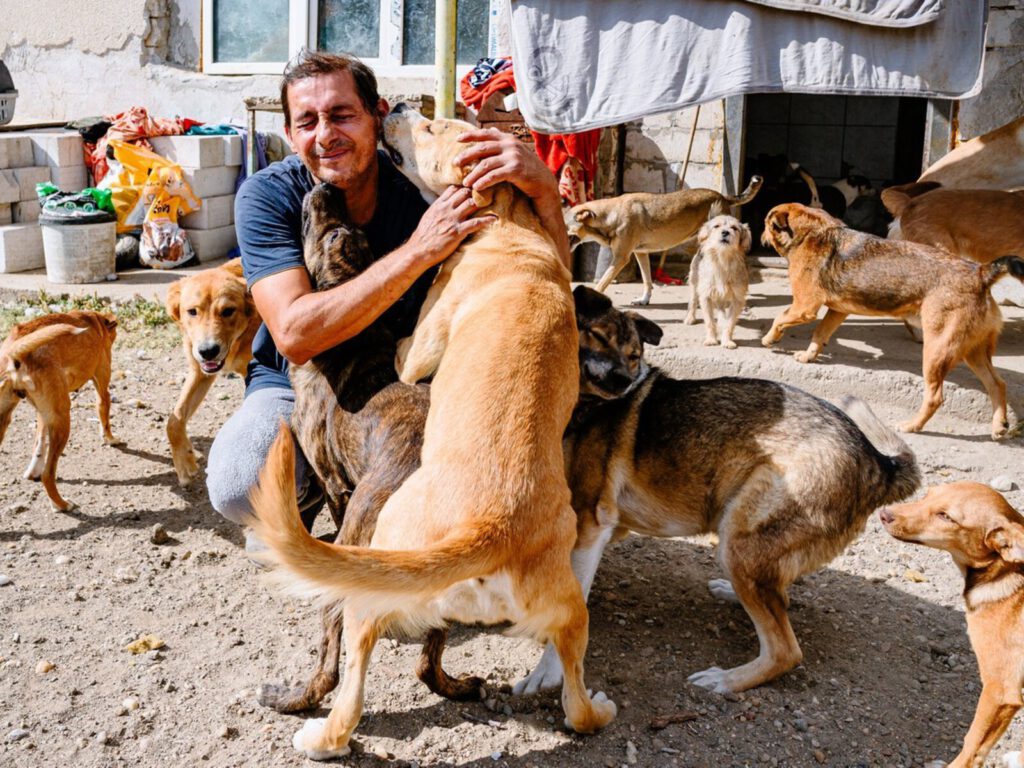 Florian Camen knuffelt een van zijn honden