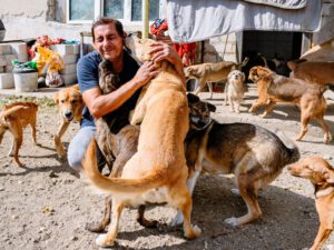 Florian Camen knuffelt een van zijn honden